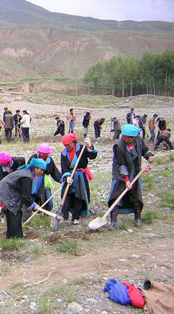 Working Tibetan women photo via Athur Braverman Working Tibetan women photo via Athur Braverman