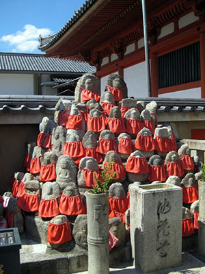 On August 8-10th Rokuharamitsu-ji (六波羅蜜寺) lights 108 lanterns (representing the 108 'earthly temptations') to welcome the spirits of the dead for Obon (お盆). On the 16th the same lights guide the souls back home. Photo © @KyotoDailyPhoto Rokuharamitsu-ji. Photo © @KyotoDailyPhoto