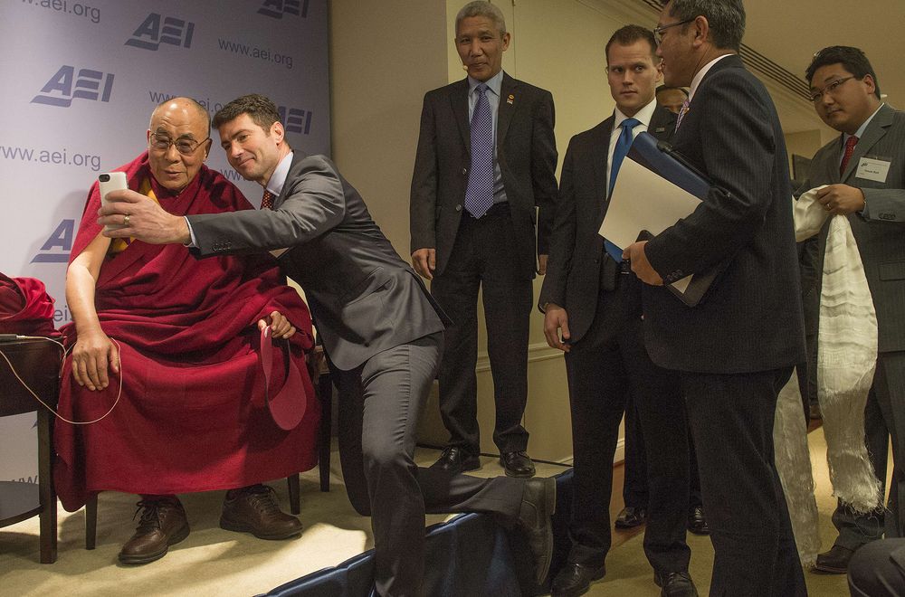 selfie-with-the-dalai-lama
