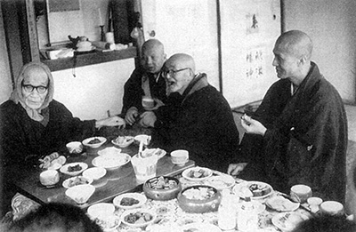 Katô Kôzan and Sawaki Kôdô having tea with some Dharma brothers. Photo: Arthur Braverman