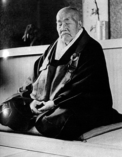 Katô Kôzan at 95 doing zazen. Photo: Arthur Braverman
